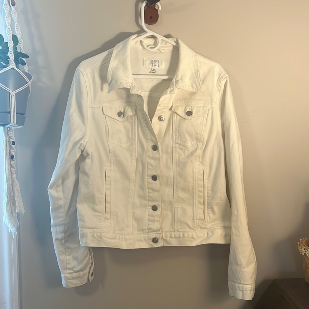 Women’s white jean jacket